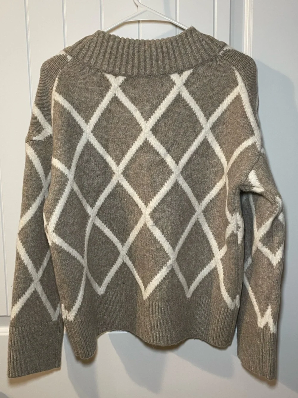 Abercrombie & Fitch Oversized Boucle Sweater in a Tan Diamond Pattern - Picture 4 of 6